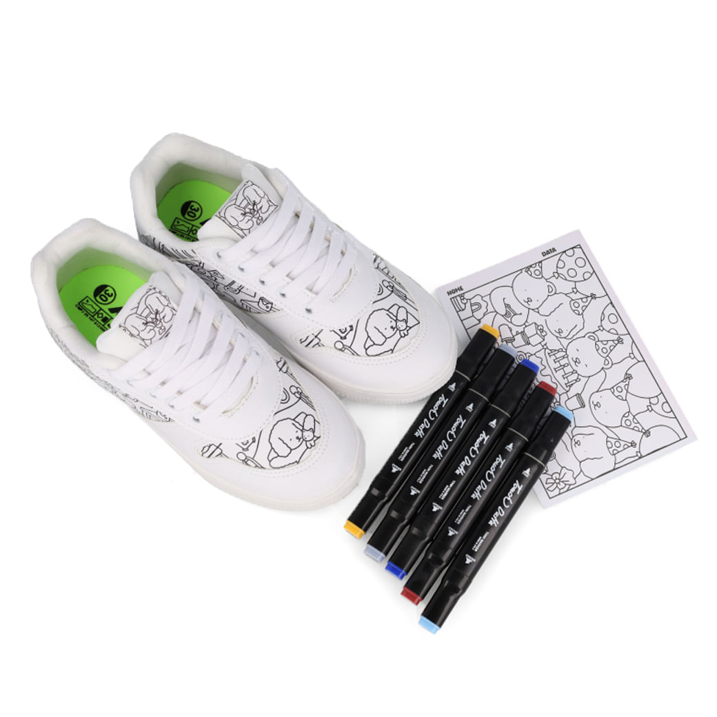 Tênis infantil branco Bobbie Goods Mini Pé com design personalizável e desenhos para colorir, vista superior lado a lado.